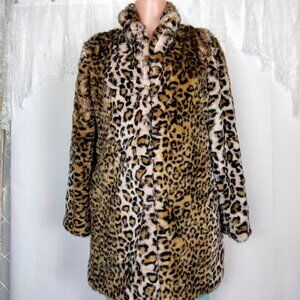 Cheata Animal print faux fur coat size small